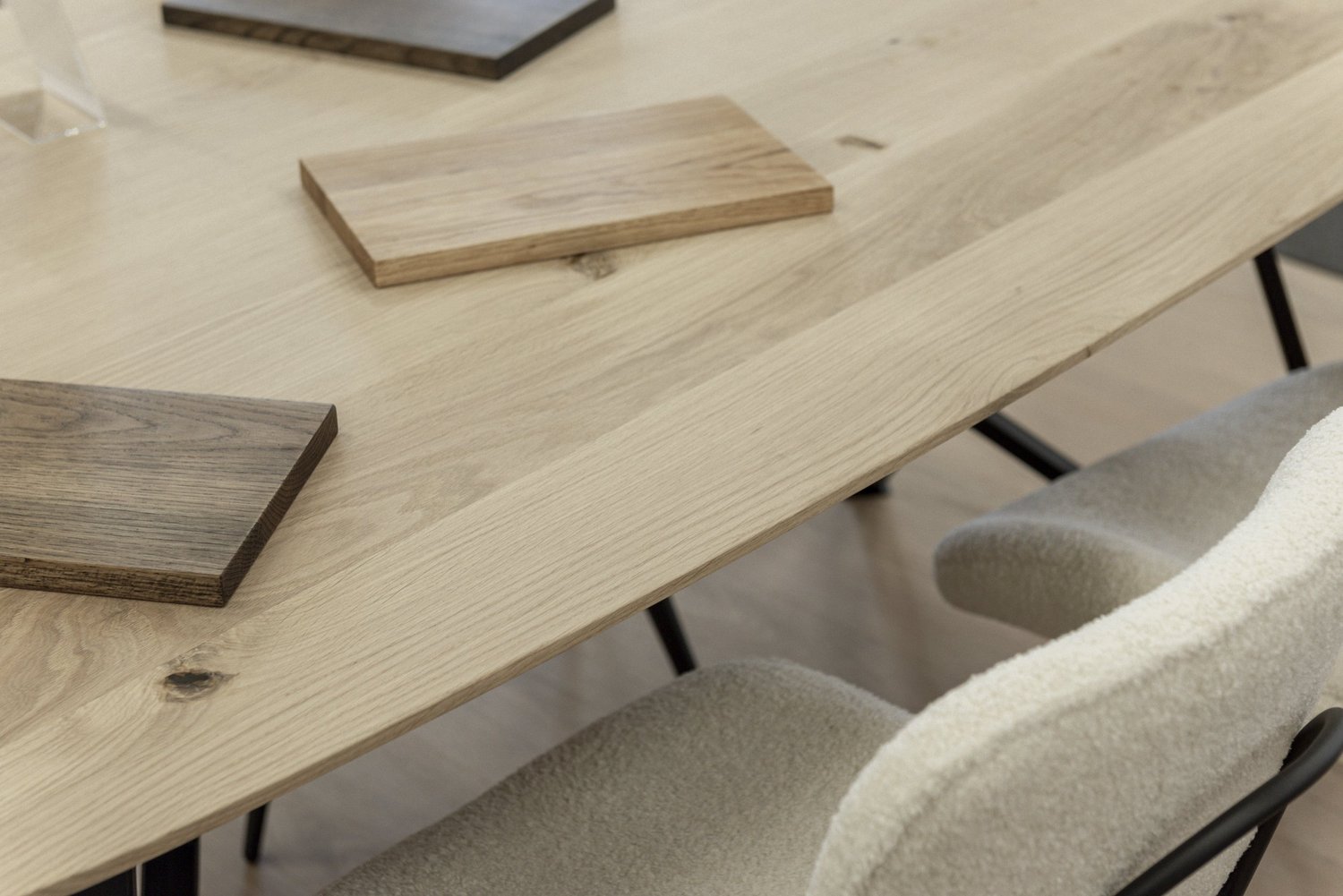 Houten tafel met houtstalen en een stoel