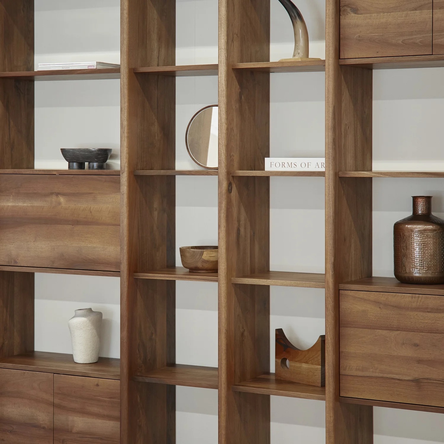 Detail van een ambachtelijk afgewerkt houten meubel