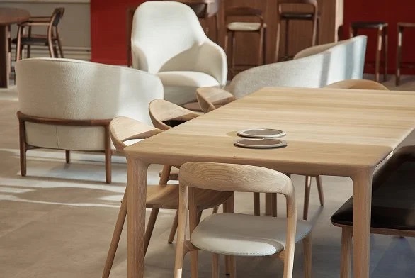 Massief houten tafel in een licht, modern interieur