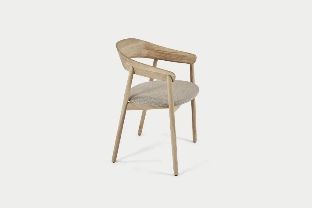 Artisan / Janu Armleuning / Massief Walnoten Eetkamerstoel met Comfortabele Rondingen