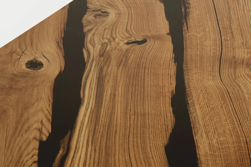 Nabaos / Epoxy Salontafel van Gefossiliseerd Eiken met All-Black Epoxy