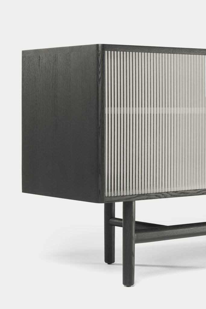 Artisan / Janu Dressoir / Designkast met Gecanneleerd Glazen Schuifdeuren