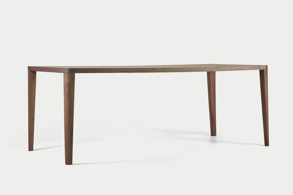 Timo / Walnoot / Tijdloze en Slanke Massief Houten Eettafel