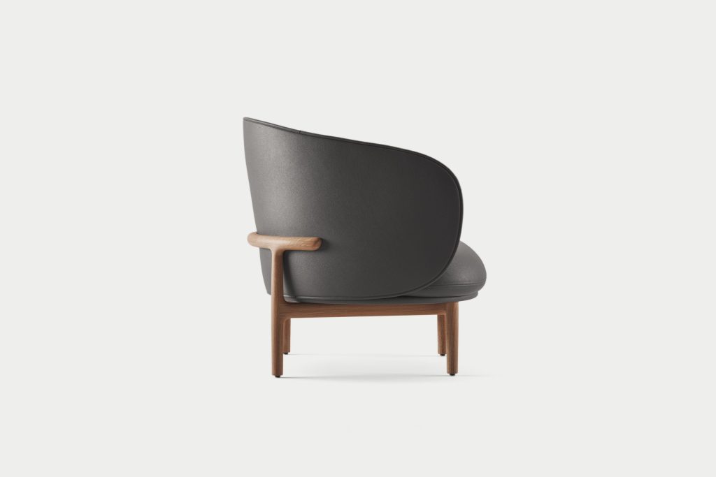 Artisan / Mela Lounge Trimmed / Comfortabele Beklede Design Fauteuil met Houten Details